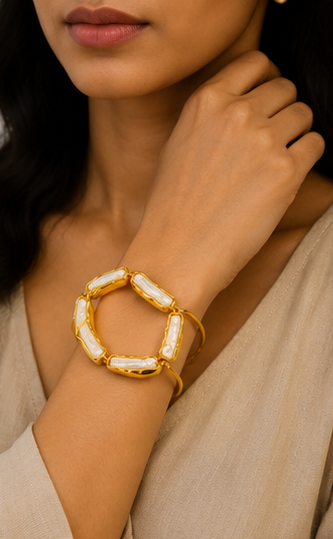 Pearl Halo Cuff - 18 Kt Gold Pated - Decorated with Pearls - Perfect for all occasions - Adjustable and anti tarnish