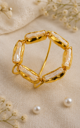 Pearl Halo Cuff - 18 Kt Gold Pated - Decorated with Pearls - Perfect for all occasions - Adjustable and anti tarnish