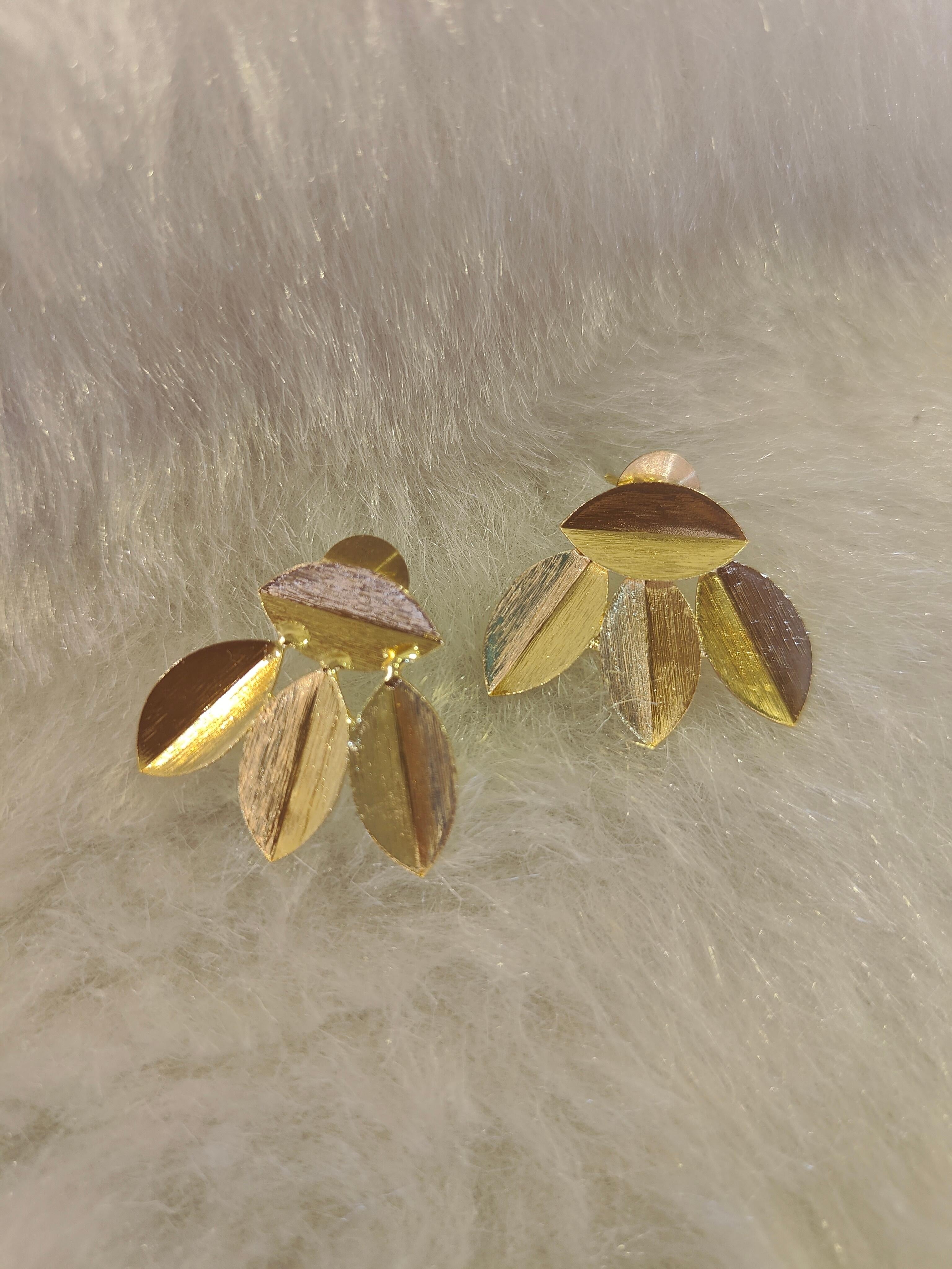 gold three leafe earring