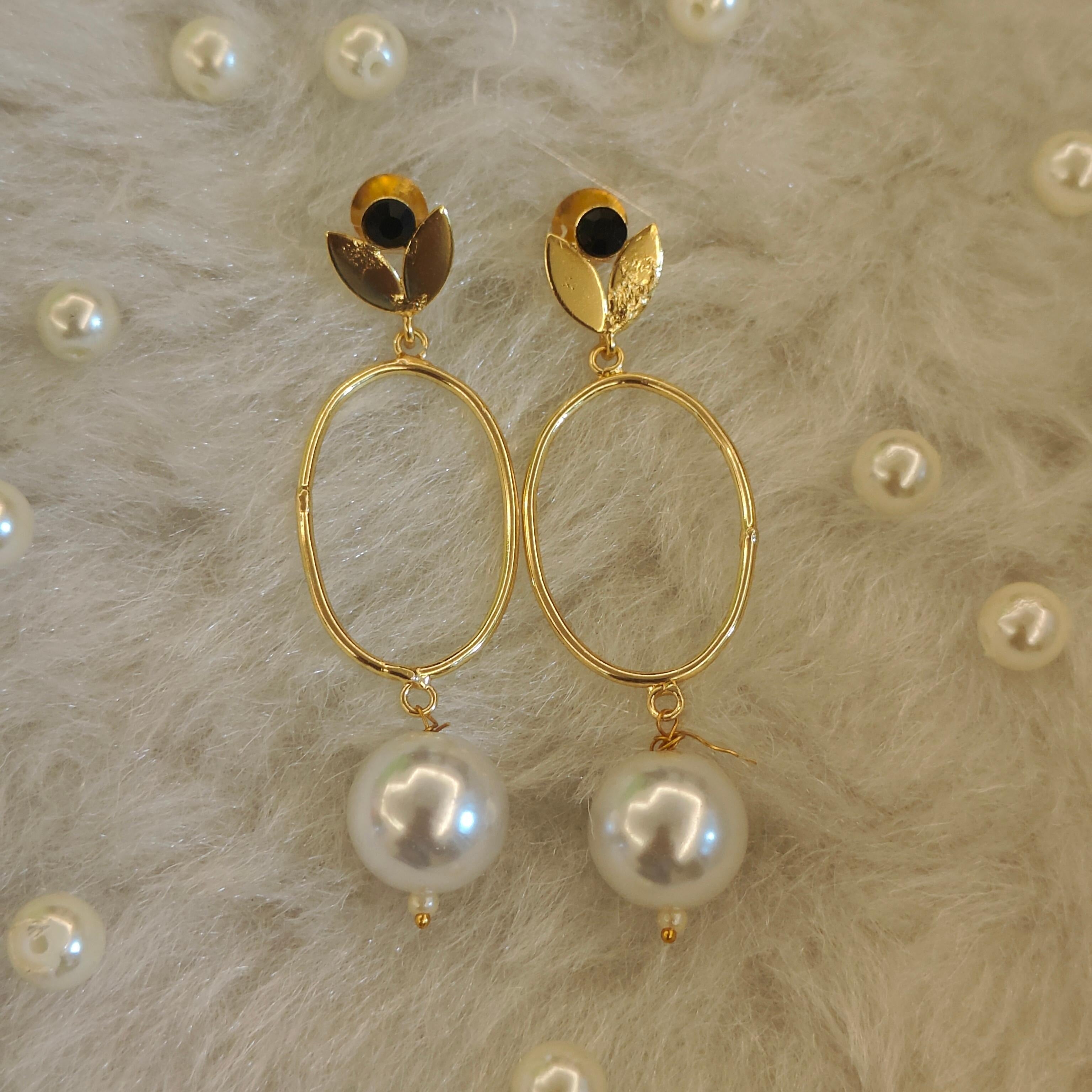 Pearl hanging earring
