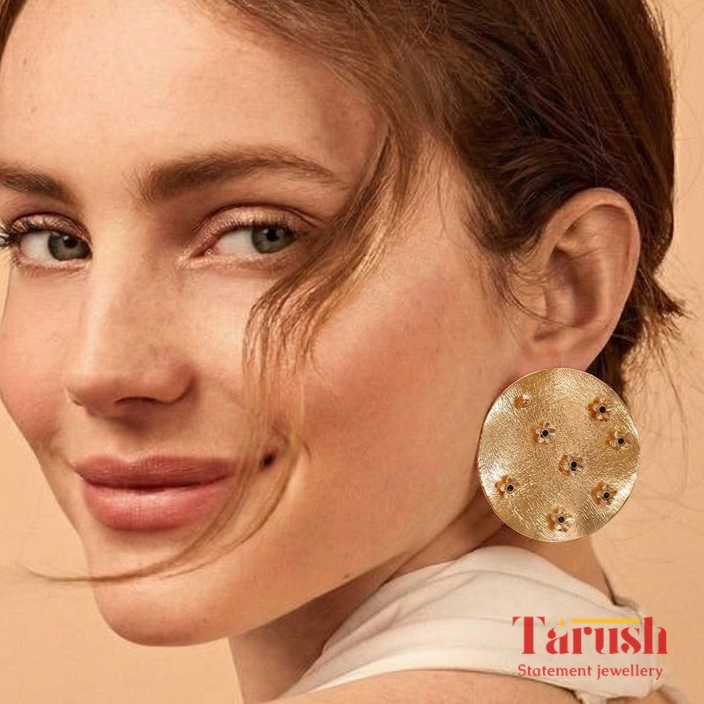 Round earrings with flowers