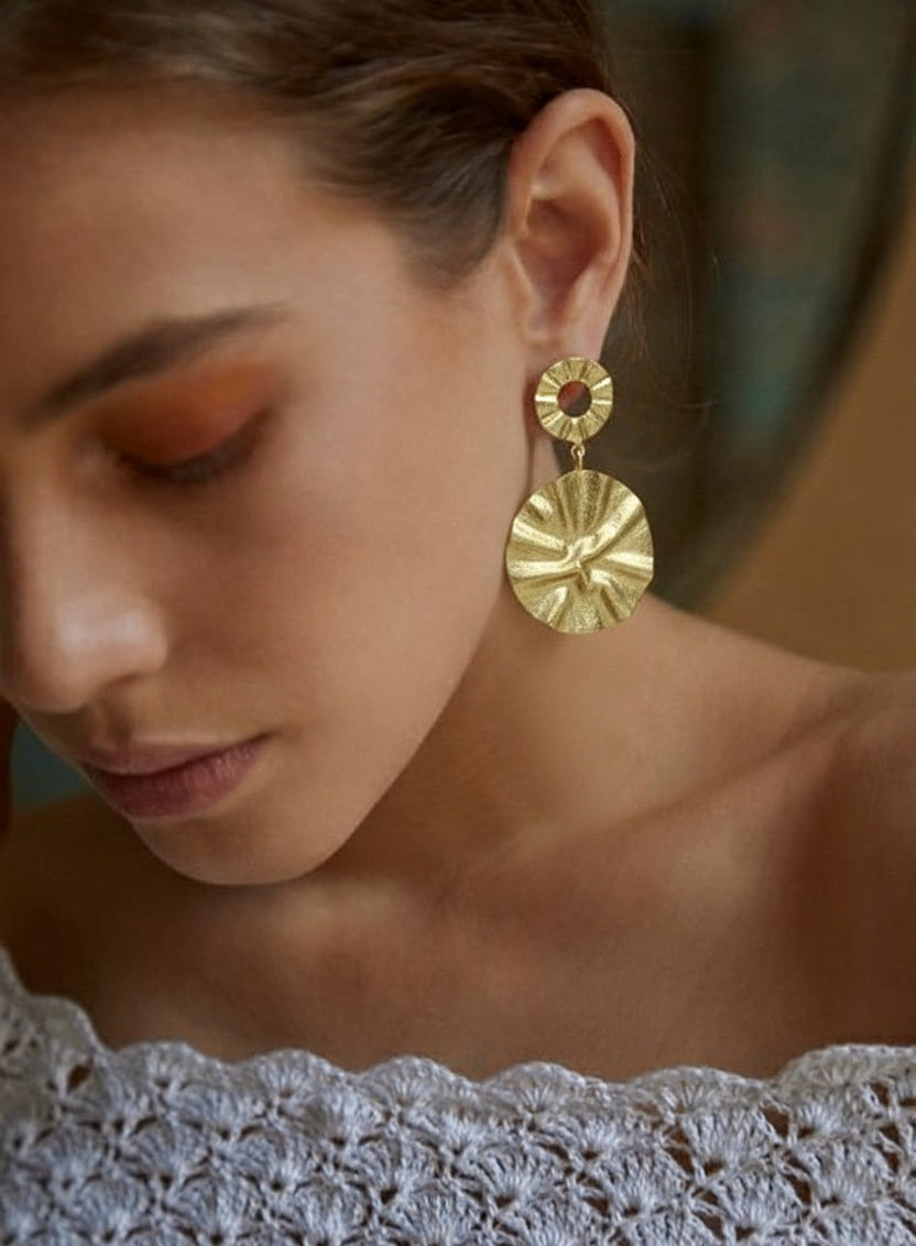 Gold round dangler earing