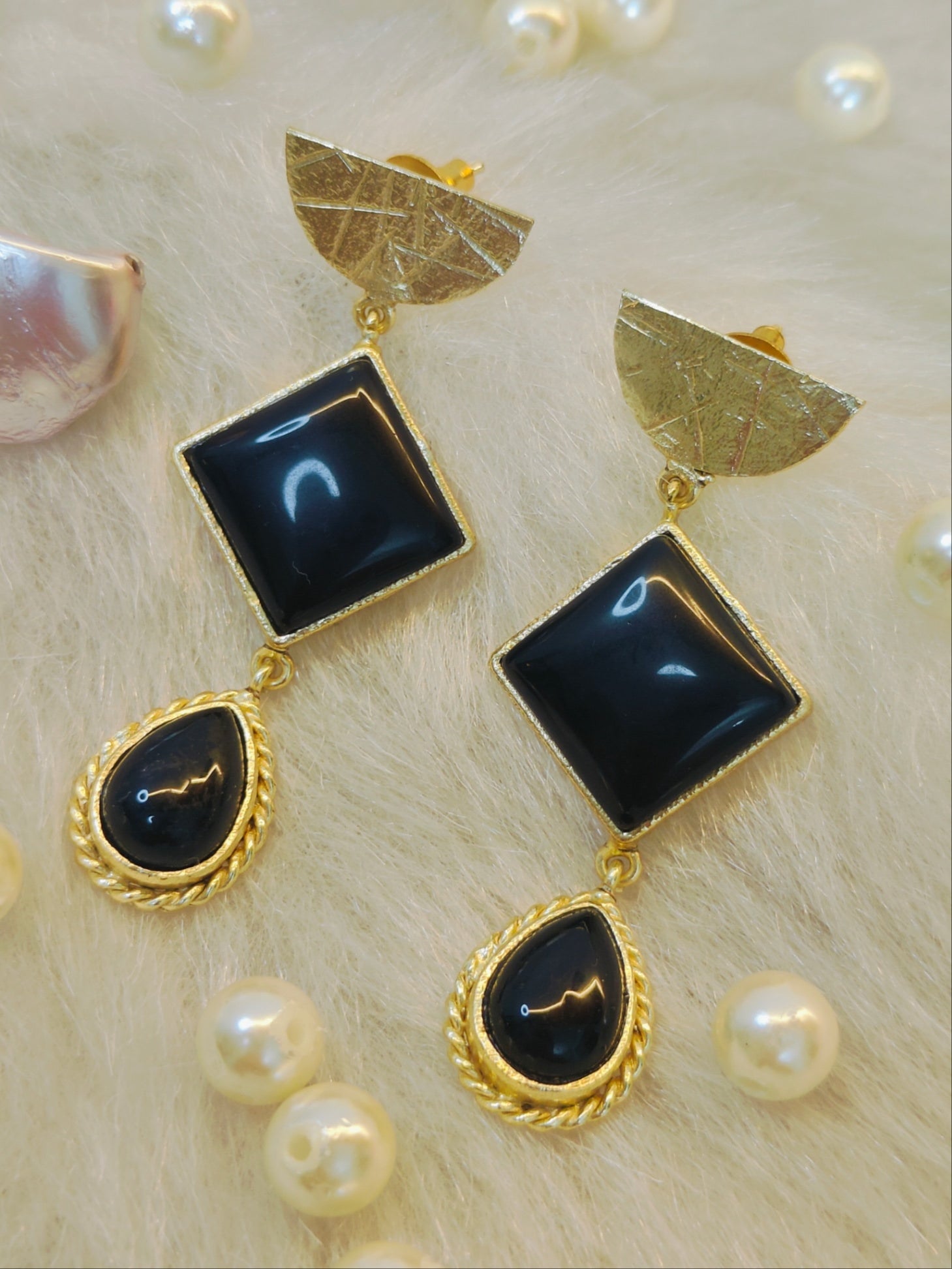 18 Kt Gold Plated Elegant - Brass earrings featuring black stones—lightweight style with non-allergic comfort. - Black earring Semi Precious stone