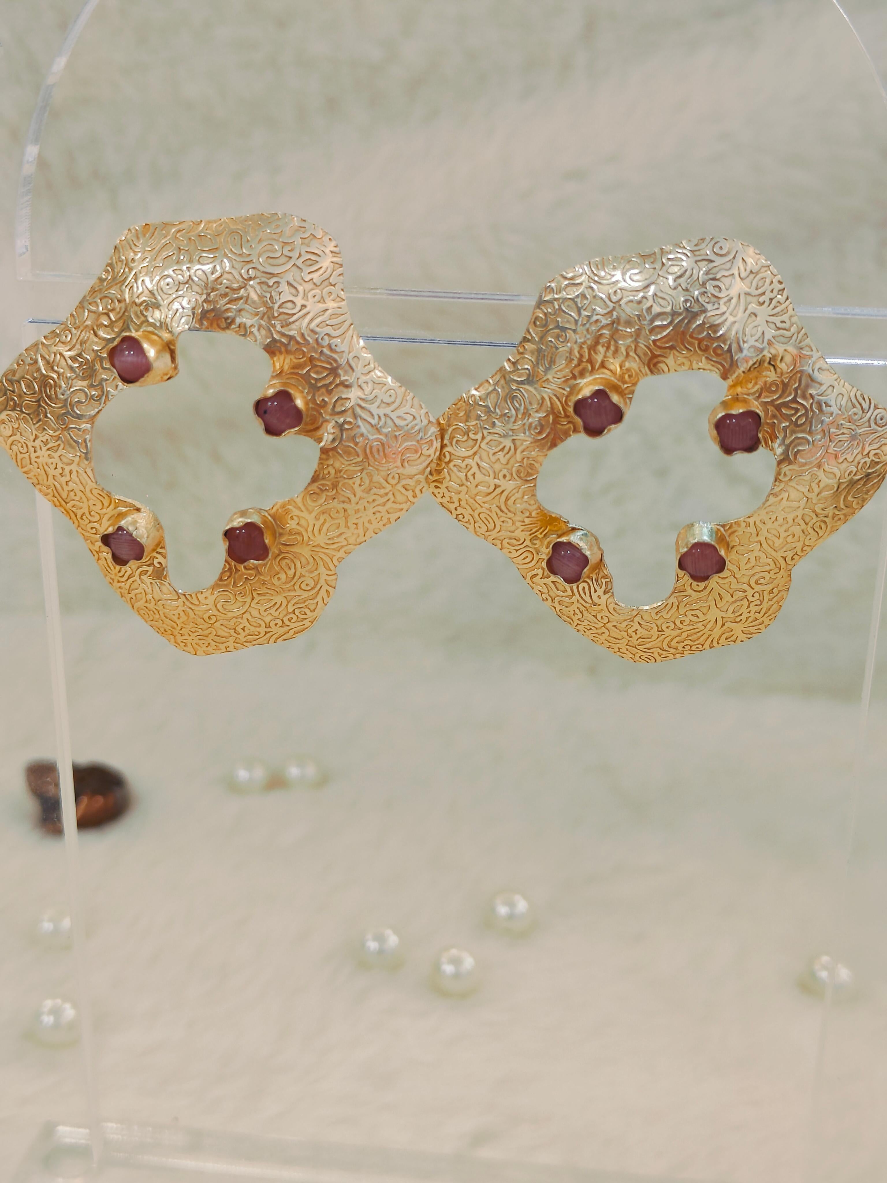 18 Kt Gold Plated Round flowery earring Semi Precious stone