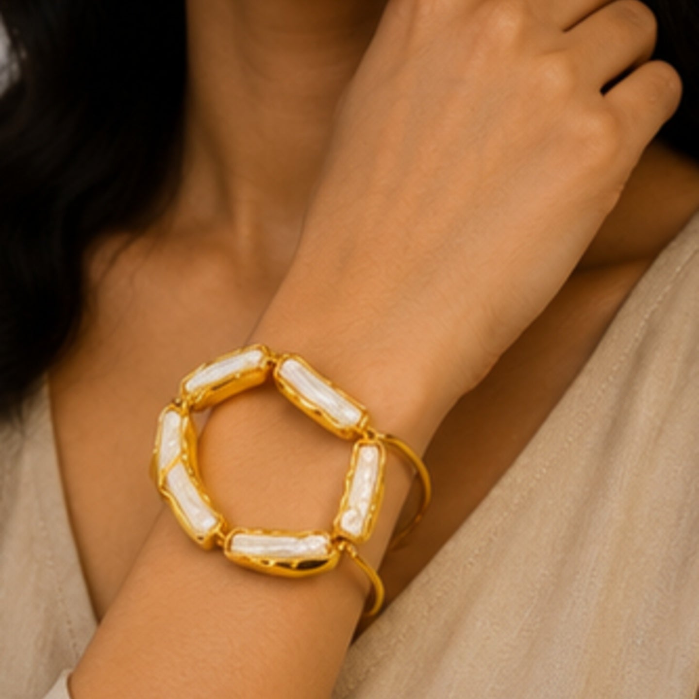 Pearl Halo Cuff - 18 Kt Gold Pated - Decorated with Pearls - Perfect for all occasions - Adjustable and anti tarnish