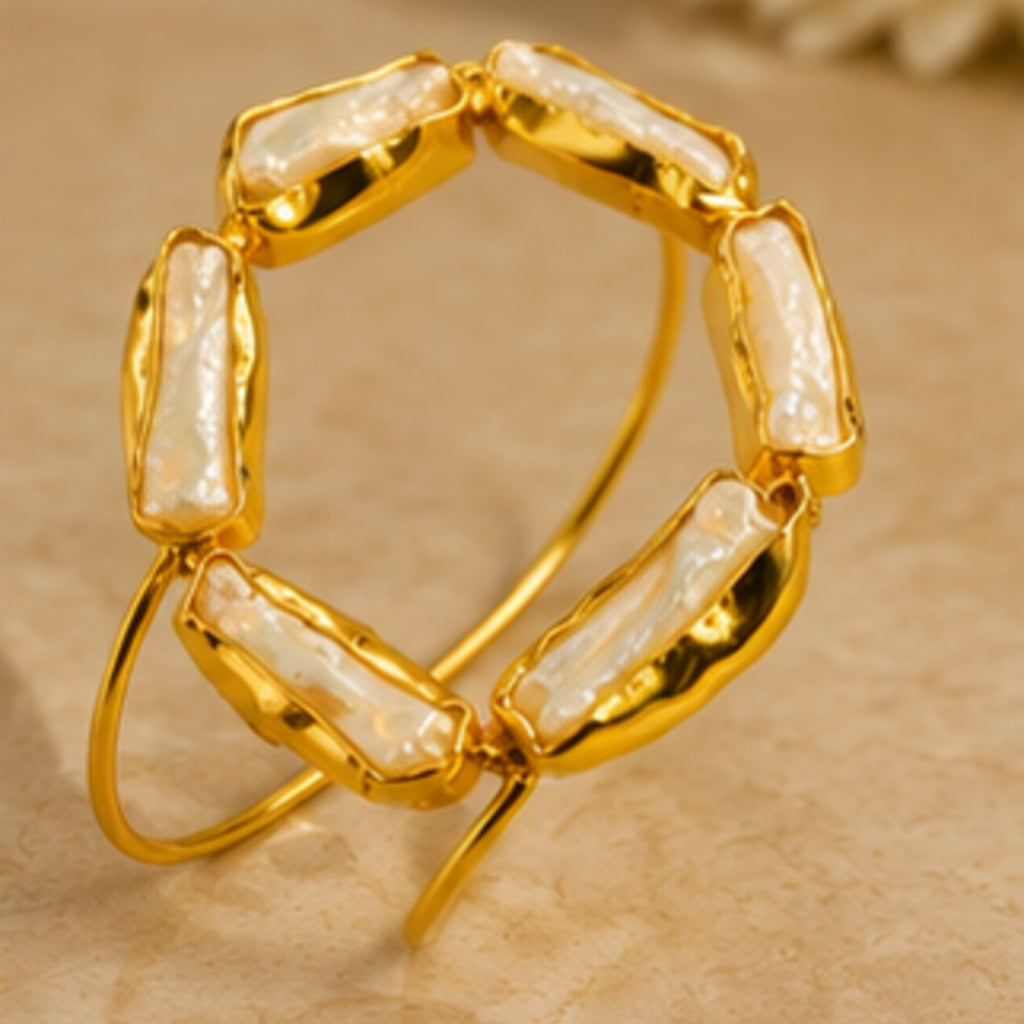 Pearl Halo Cuff - 18 Kt Gold Pated - Decorated with Pearls - Perfect for all occasions - Adjustable and anti tarnish