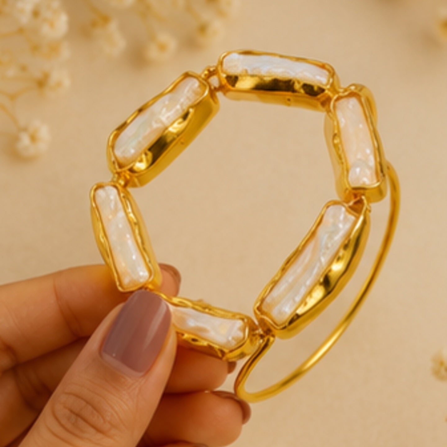 Pearl Halo Cuff - 18 Kt Gold Pated - Decorated with Pearls - Perfect for all occasions - Adjustable and anti tarnish